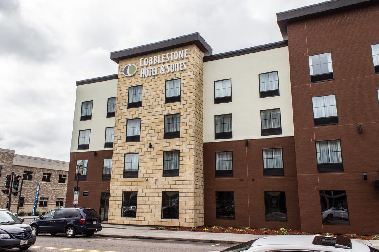 Cobblestone Hotel & Suites - 치페와 폴스 외부 사진
